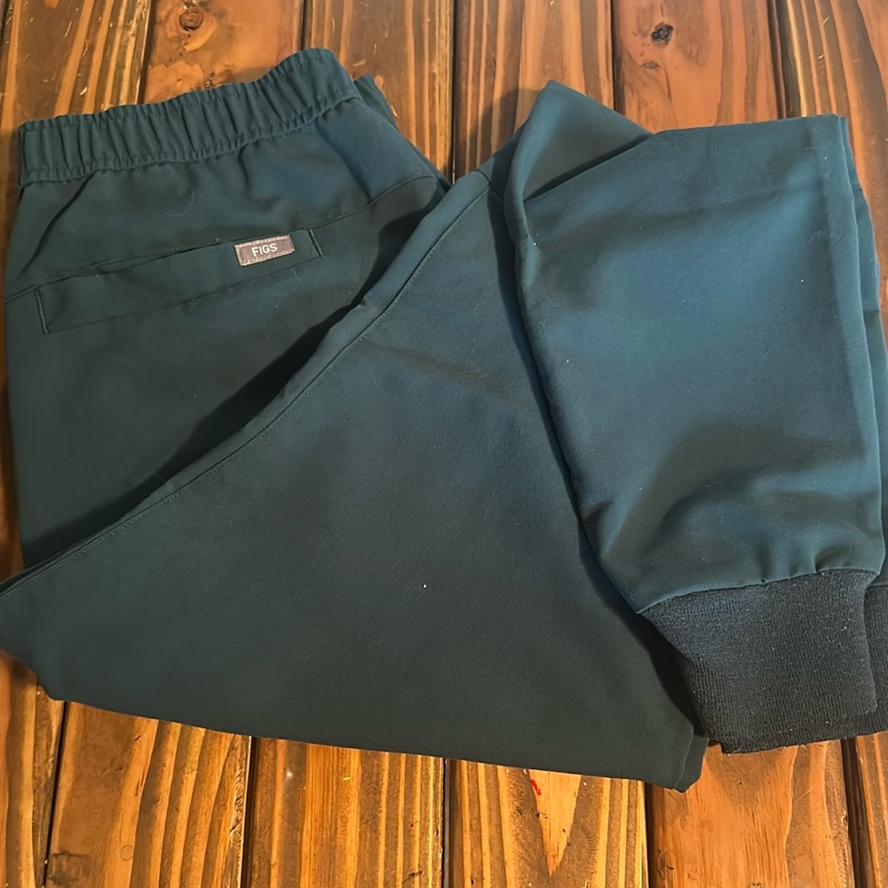 men’s size small figs jogger’s